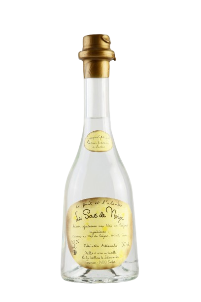 Bouteille d’eau de vie de noix artisanale de Sarlat, fabriquée selon une recette familiale traditionnelle.
